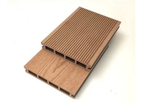 Klassische Terrassendielen aus Verbundwerkstoff mit Holzmaserung